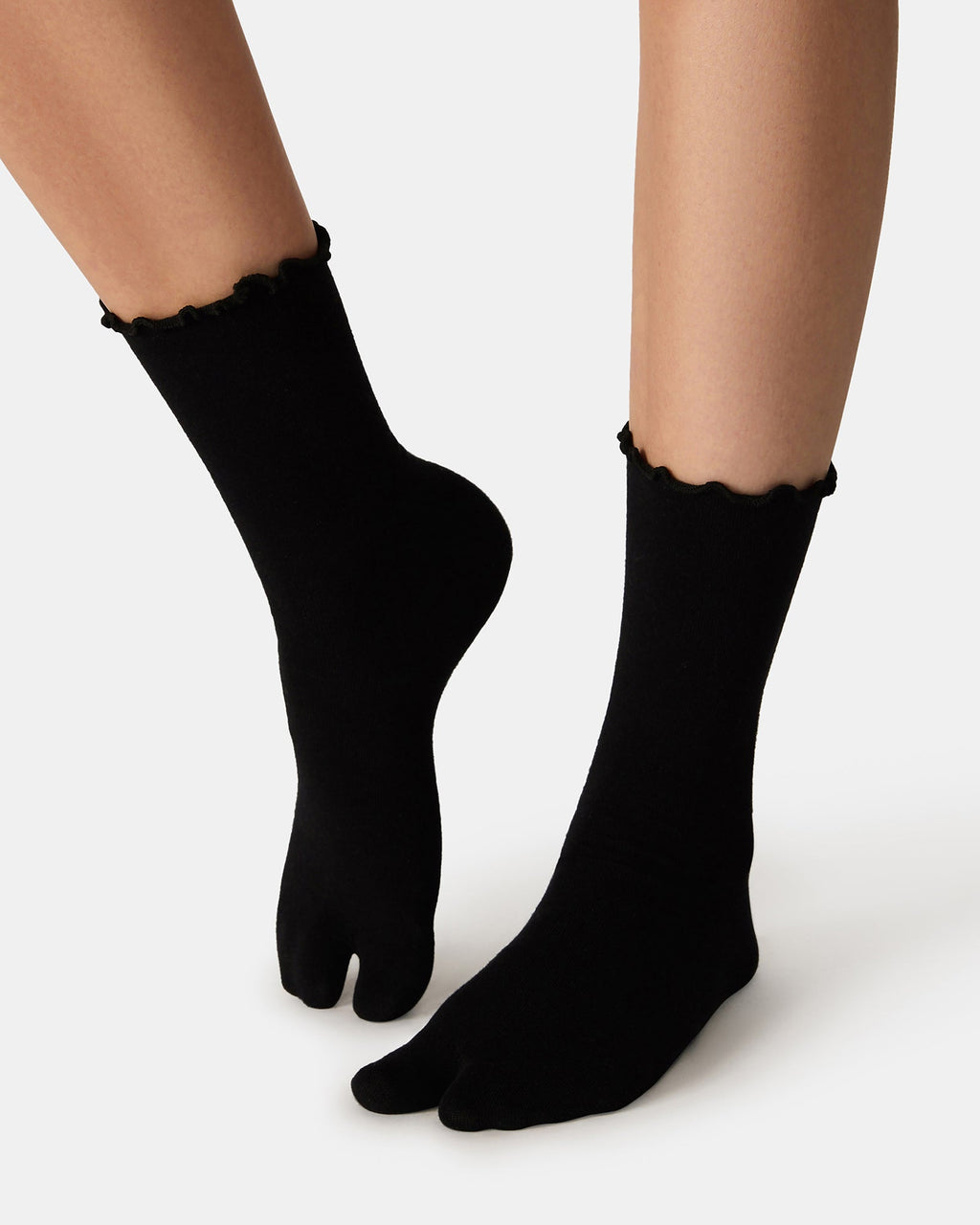 RIBBED SPLIT TOE SOCKS WHITE/BLACK  Famous | Online Store