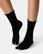 RIBBED SPLIT TOE SOCKS WHITE/BLACK  Famous | Online Store