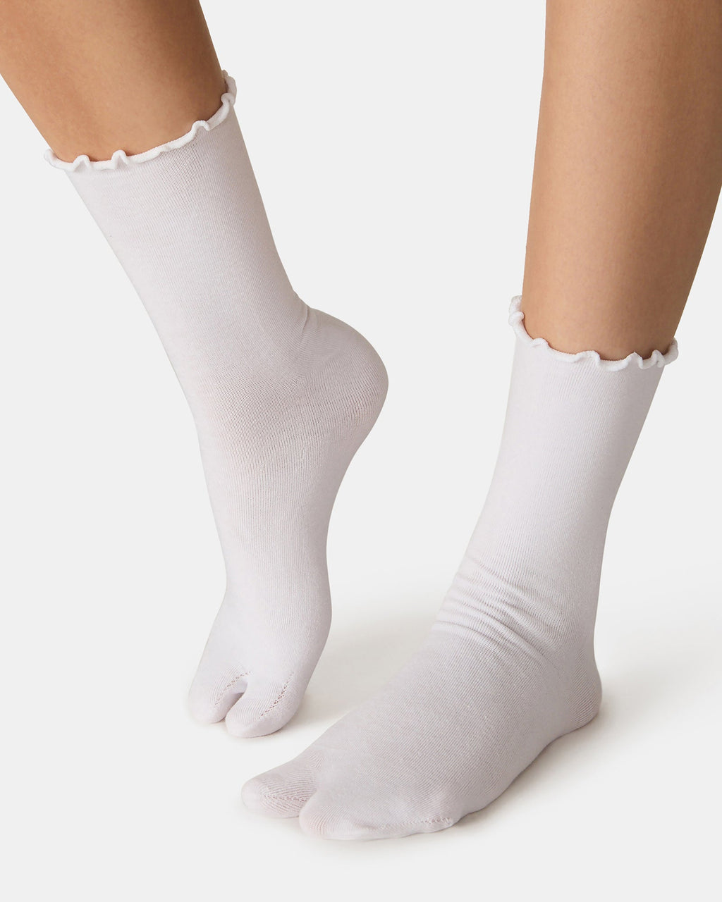 RIBBED SPLIT TOE SOCKS WHITE/BLACK  Famous | Online Store
