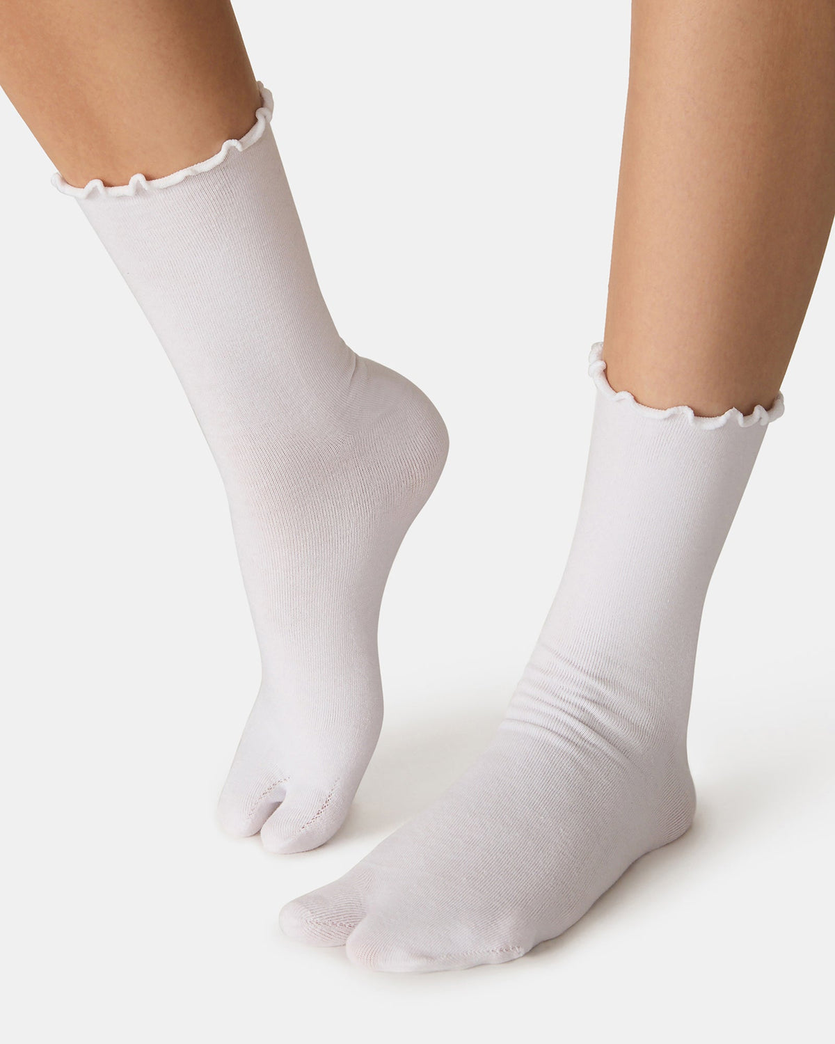 RIBBED SPLIT TOE SOCKS WHITE/BLACK  Famous | Online Store