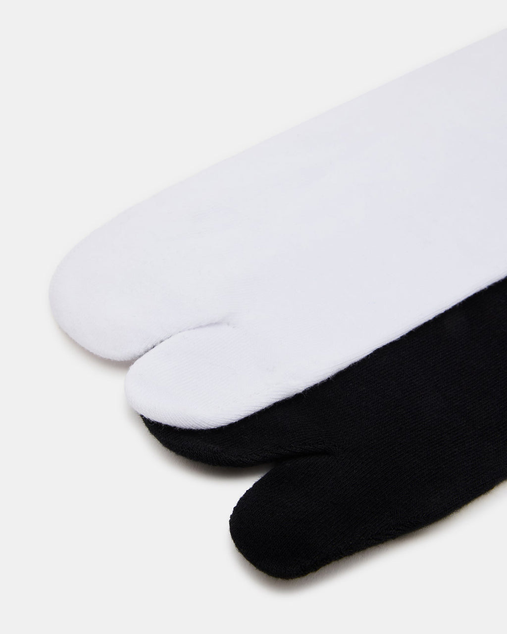 RIBBED SPLIT TOE SOCKS WHITE/BLACK  Famous | Online Store