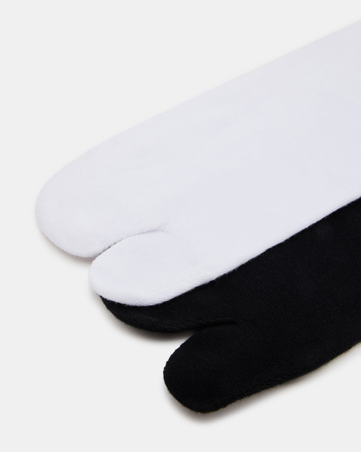 RIBBED SPLIT TOE SOCKS WHITE/BLACK  Famous | Online Store