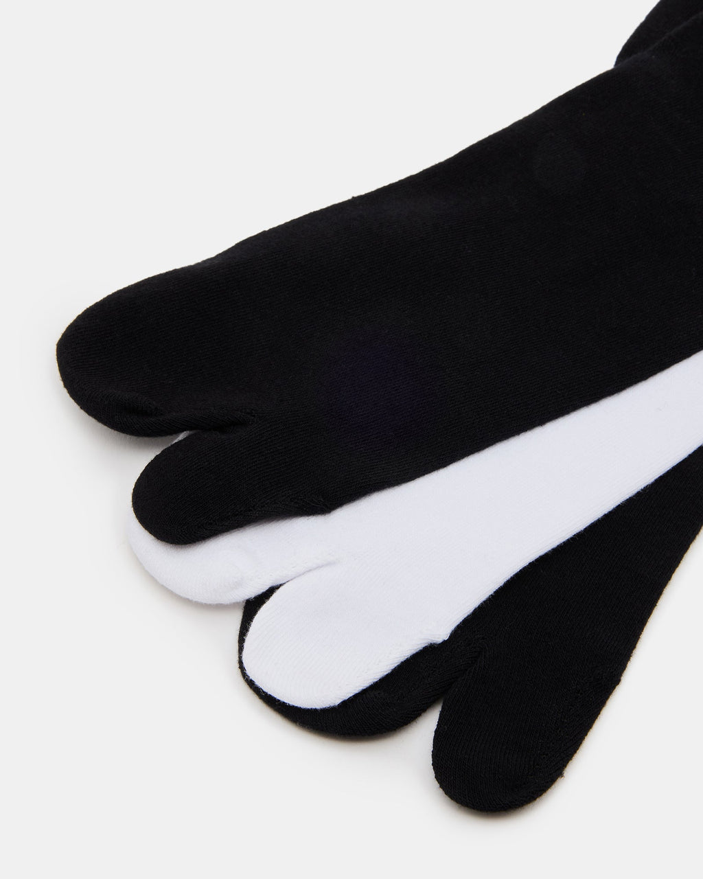 SPLIT TOE CREW SOCKS BLACK/WHITE  Famous | Online Store